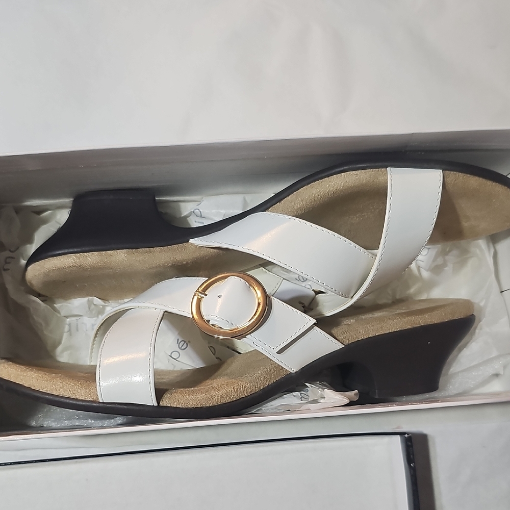 Elegant Maripe White Sandals with Gold Accent